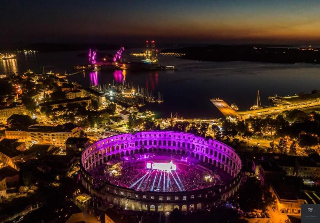 Studio Apartment City With Free Parking Пула Экстерьер фото